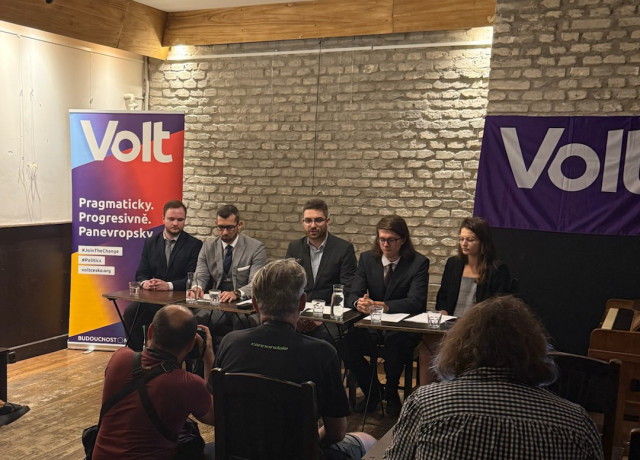 Zástupci Voltu a advokátních kanceláří na tiskové konferenci