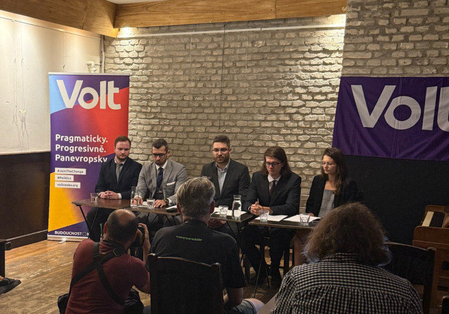 Zástupci Voltu a advokátních kanceláří na tiskové konferenci