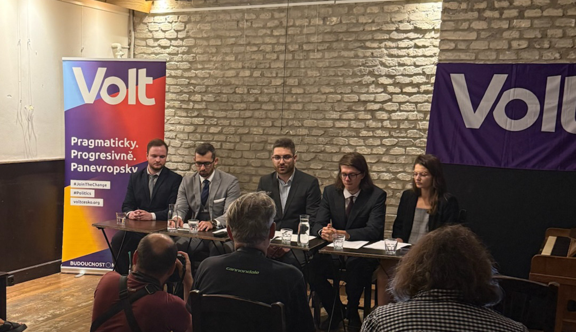 Zástupci Voltu a advokátních kanceláří na tiskové konferenci